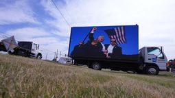 Una valla publicitaria electrónica muestra imágenes del expresidente Donald Trump en su reciente mitin en la muestra agrícola de Butler, el jueves 18 de julio de 2024, en Butler, Pensilvania. (AP Foto/Eric Gay)