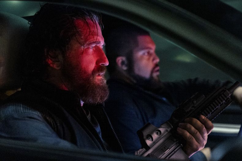 Esta imagen proporcionada por Lionsgate muestra a los actores Gerard Butler, izquierda, y OShea Jackson Jr. en una escena de la película Den of Thieves 2: Pantera. (Rico Torres/Lionsgate vía AP)