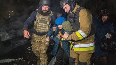 Rescatistas evacúan a una anciana luego de que un ataque con misiles rusos alcanzó un edificio residencial en Járkiv, Ucrania, el 19 de noviembre de 2025. (AP Foto/Andrii Marienko)