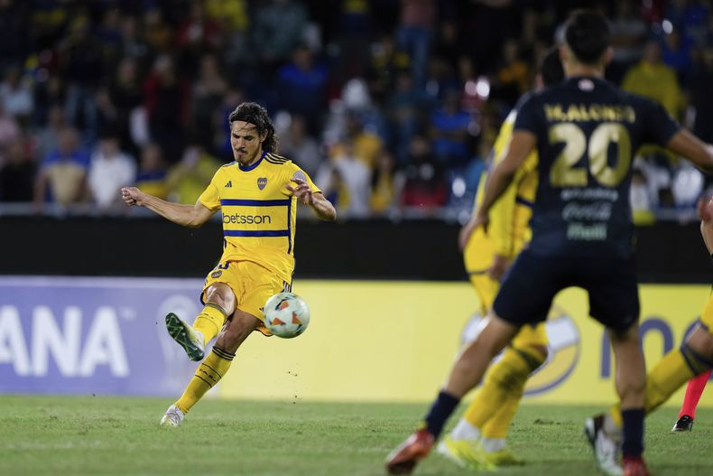 El uruguayo Edinson Cavani, de Boca Juniors, anota de tiro libre ante Sportivo Trinidense de Paraguay, en un partido de la Copa Sudamericana, disputado el miércoles 8 de mayo de 2024 (AP Foto/Jorge Sáenz)