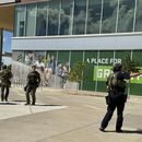 Agentes de policía en un campus universitario después de que Charlie Kirk fuera asesinado de un disparo durante una visita a la Universidad del Valle de Utah, el miércoles 10 de septiembre de 2025, en Orem, Utah. (AP Foto/Hannah Schoenbaum)