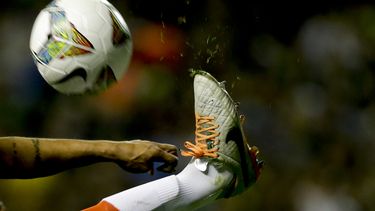 americateve | Jonatan Maidana, de River Plate, patea el bal&oacute;n durante la ida de las semifinales de la Copa Sudamericana frente a Boca Juniors en Buenos Aires, el jueves 20 de noviembre de 2014 (AP Foto/Natacha Pisarenko)