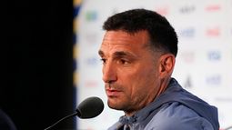 El técnico de Argentina, Lionel Scaloni, en conferencia de prensa, el viernes 26 de junio de 2026, en Arlington, Texas. (AP Foto/Tony Gutierrez)