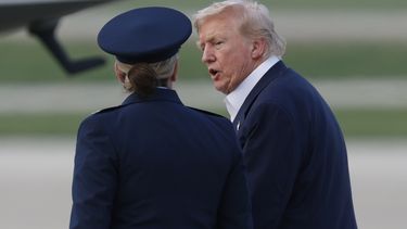 El presidente Donald Trump es escoltado por la subcomandante del Ala Aérea 89 de la Fuerza Aérea, Melissa Dombrock, mientras camina desde el Air Force One antes de abordar el Marine One, a su llegada a la Base Conjunta Andrews, Maryland, el 29 de julio de 2025. (AP Foto/Luis M. Álvarez)