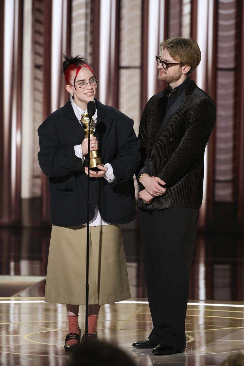 En esta imagen proporcionada por CBS, Billie Eilish OConnell, izquierda, y Finneas OConnell reciben el premio a mejor canción original por What Was I Made For? en la 81a edición de los Globos de Oro el domingo 7 de enero de 2024, en el Hotel Beverly Hilton en Beverly Hills, California. (Sonja Flemming/CBS via AP)