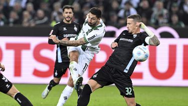 Tim Kleindienst del Monchengladbach y Marco Freidl (derecha), del Bremen, disputan el balón durante el partido de la Liga de Alemania entre el Borussia Monchengladbach y el Werder Bremen, en Monchengladbach, Alemania, el domingo 3 de noviembre de 2024. (Federico Gambarini/dpa via AP)