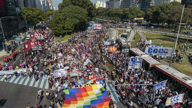 Indígenas marchan hacia el Palacio de Justicia durante las celebraciones de la Pachamama o Día de la Madre Tierra en Buenos Aires, Argentina, el martes 1 de agosto de 2023. (AP Foto/Rodrigo Abd)