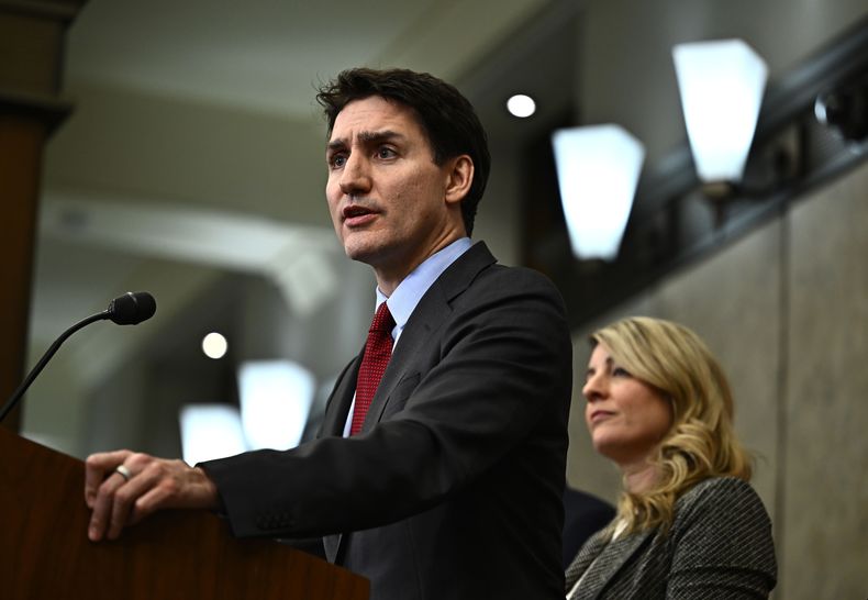 El primer ministro canadiense Justin Trudeau le habla a la prensa luego que el presidente estadounidense Donald Trump anunció aranceles contra Canadá, México y China, en Ottawa, Canadá, el 1 de febrero del 2025. (Justin Tang/The Canadian Press via AP)