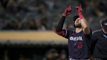 Joey Gallo, de los Mellizos de Minnesota, festeja luego de conectar un jonrón de dos carreras, el viernes 14 de julio de 2023, ante los Atléticos de Oakland (AP Foto/Godofredo A. Vásquez)
