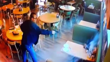 el momento en que un hombre disparo a sangre fria contra su esposa y otro sujeto en restaurante de california