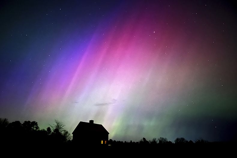 ARCHIVO - La aurora boreal se observa en el cielo sobre una granja, el 10 de mayo de 2024, en Brunswick, Maine. (Foto AP/Robert F. Bukaty, Archivo)