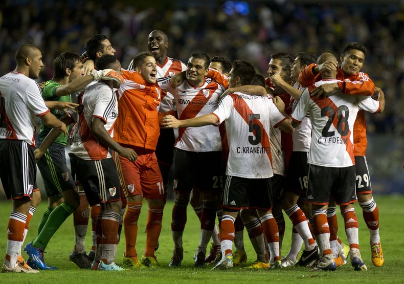 Los jugadores de River Plate festejan su victoria ante Boca Juniors en el gran cl&aacute;sico del f&uacute;tbol argentino el 30 de marzo del 2014 en la "Bombonera" boquense. River qued&oacute; a un punto de la cima en el campeonato argentino. (A