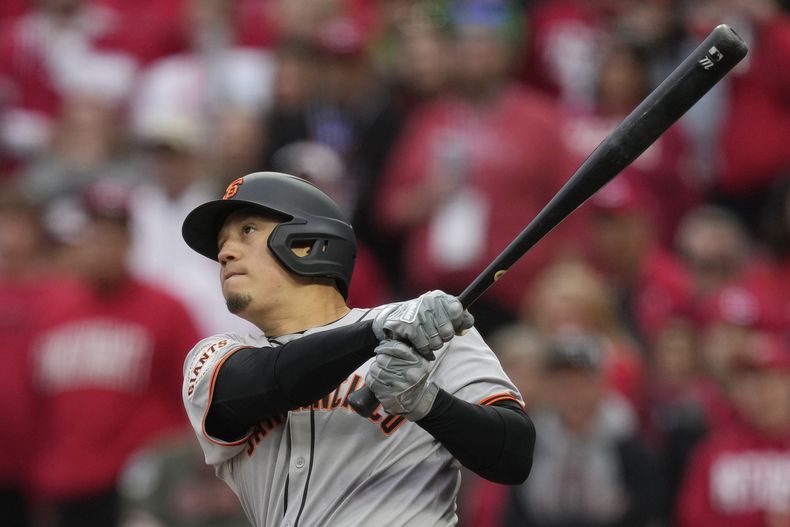 El venezolano Wilmer Flores, de los Gigantes de San Francisco, conecta un jonrón de tres carreras ante los Rojos de Cincinnati, el jueves 27 de marzo de 2025 (AP Foto/Carolyn Kaster)