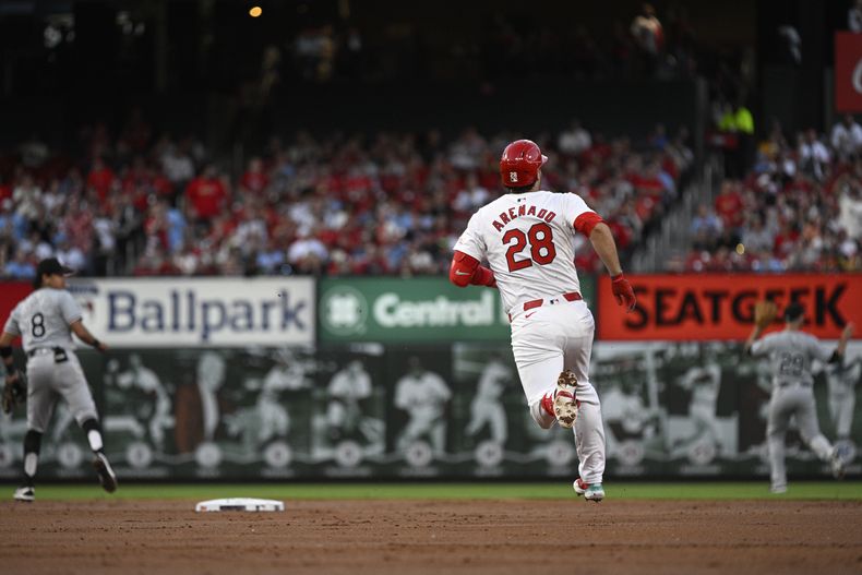 Nolan Arenado, de los Cardenales de San Luis, recorre las bases al conectar un doble de dos carreras ante los Medias Blancas de Chicago, el viernes 3 de mayo de 2024 (AP foto/Jeff Le)