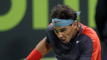 americateve | El espa&ntilde;ol Rafael Nadal devuelve una pelota lanzada por el alem&aacute;n Peter Gojowczyk en el juego de semifinal del Abierto de Doha que Nadal gan&oacute; para avanzar a la final del torneo el viernes 3 de enero de 2014. (Foto de AP/Osama Faisal)