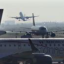 ARCHIVO - Un avión de pasajeros despega del aeropuerto internacional Benito Juárez en Ciudad de México City, el 12 de mayo de 2022. La Administración Federal de Aviación de Estados Unidos devolvió el jueves 14 de septiembre de 2023 a México la máxima categoría de seguridad aérea, tras dos años de haberla degradado. (AP Foto/Marco Ugarte, Archivo)