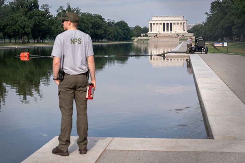Un trabajador del Servicio de Parques Nacionales observa cerca del Estanque Reflectante Conmemorativo Lincoln, en Washington, el 10 de julio de 2026. (Foto AP/Mark Schiefelbein, Archivo)