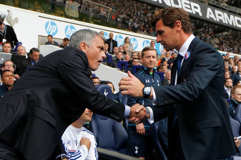 ARCHIVO - Andre Villas-Boas (derecha), técnico de Tottenham, saluda a José Mourinho, técnico de Chelsea, previo al partido de la Liga Premier, el 28 de septiembre de 2013 en Londres. (AP Foto/Sang Tan)