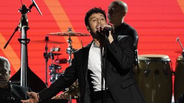 ARCHIVO - Sebastián Yatra canta O me voy o te vas en la gala en honor a Marco Antonio Solís, Persona del Año 2022 de la Academia Latina de la Grabación, en la Arena Mandalay Bay Michelob Ultra el 16 de noviembre de 2022 en Las Vegas. Yatra lanzó la canción Vagabundo con Manuel Turizo y Beéle el 11 de mayo de 2023. (Foto AP Photo/Chris Pizzello, archivo)