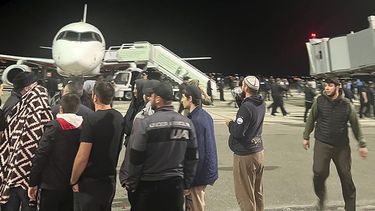Gente corea lemas antisemitas en un aeropuerto en Makhachkala, Rusia, el lunes 30 de octubre de 2023. Cientos de personas irrumpieron en el principal aeropuerto de la región rusa de Daguestán y en la pista de aterrizaje, coreando lemas antisemitas y buscando a los pasajeros llegados en un vuelo desde Tel Aviv, informaron agencias de noticias rusas y redes sociales. (AP Foto)