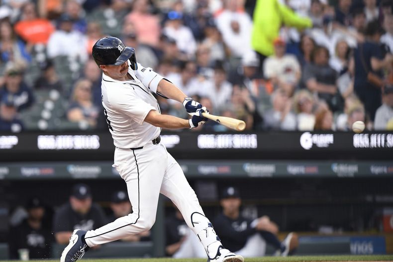 Jake Rogers de los Tigres de Detroit batea un sencillo en la cuarta entrada del juego ante los Reales de Kansas City de la MLB el sábado 27 de abril del 2024. (AP Foto/Jose Juarez)