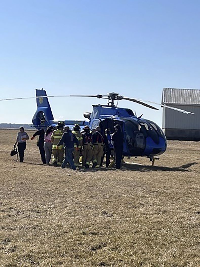 Foto del 11 de marzo del 2025 entregada por la policía del condado Newton en Indiana, que muestra a los rescatistas tras hallar a una mujer que había quedado atrapada al estrellar su carro cerca de Brook, Indiana. (Policía del condado Newton via AP)