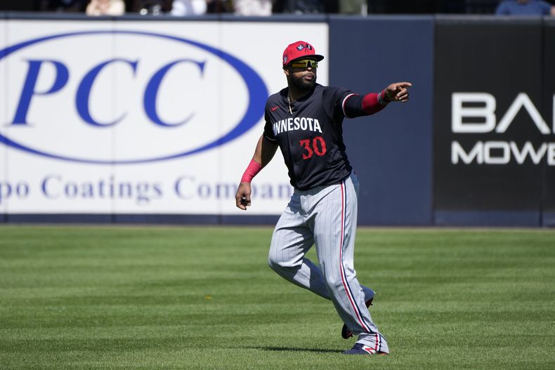 El primera base dominicano de los Mellizos de Minnesota Carlos Santana corre por el campo antes de un duelo de exhibición ante los Yanquis de Nueva York en Tampa, Florida el lunes 26 de febrero del 2024. (AP Foto/Charlie Neibergall)