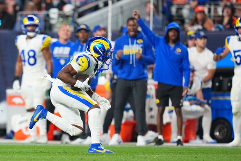 Josh Wallace, de los Rams de Los Ángeles, intercepta un pase en el partido del domingo 27 de septiembre de 2026 ante los Broncos de Denver (AP Foto/Jack Dempsey)