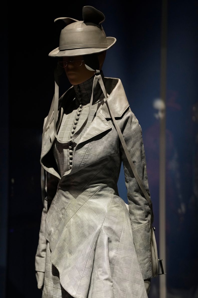 Un diseño de John Galliano se exhibe durante una vista previa de prensa para la exposición Dress, Dreams and Desire: Fashion and Psychoanalysis (Vestido, sueños y deseo: moda y psicoanálisis) el martes 9 de septiembre de 2025 en el Museo FIT de Nueva York. (Foto Charles Sykes/Invision/AP)