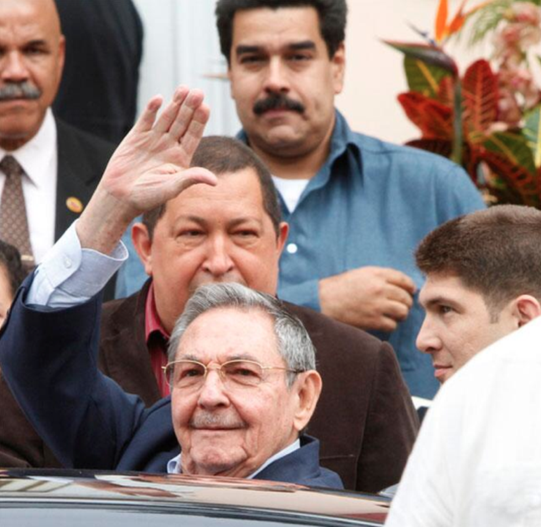 Una periodista venezolana resumió para el diario español El País los detalles del dominio cubano en Venezuela.