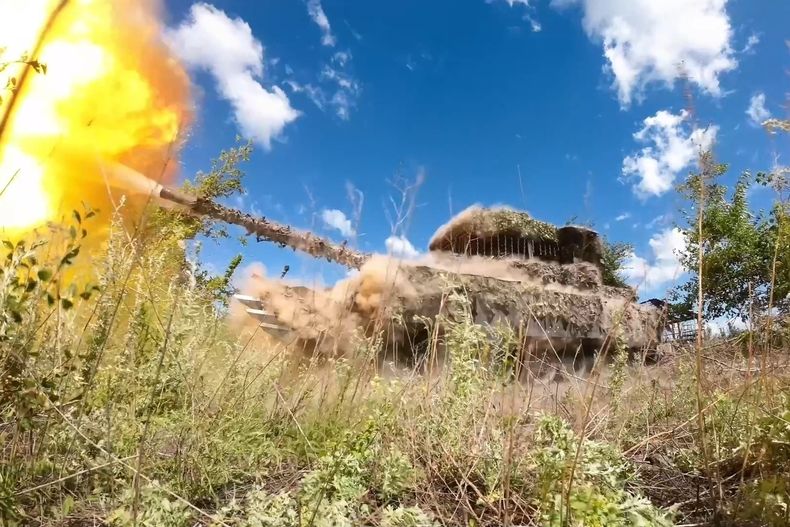 ARCHIVO - En esta imagen tomada de un video publicado el 10 de julio de 2024 por el ministerio ruso de defensa, un tanque ruso T-80 dispara en dirección a Avdiivka desde un lugar no revelado. (Servicio de prensa del Ministerio ruso de Defensa via AP, ARCHIVO)