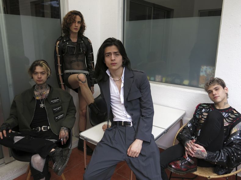 Los integrantes de la banda de rock mexicana Wiplash, de izquierda a derecha el bajista Joaquín Daniel Daan Gallegos, el vocalista Josejan Bernardo Jota Moore, el guitarrista Diego Moguel Vargas y el baterista Rodrigo Smoke Cantú De León posan para promover su más reciente álbum Narvarte en la Ciudad de México el viernes 26 de mayo de 2023. (Foto AP/Berenice Bautista)