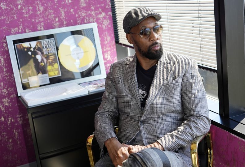 El músico, actor y cineasta RZA posa para un retrato en su oficina, el miércoles 28 de agosto de 2024, en Los Ángeles. (Foto AP/Chris Pizzello)