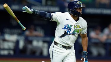 Richie Palacios, de los Rays de Tampa Bay, suelta el bate tras conectar un jonrón de tres carreras ante los Guardianes de Cleveland, el viernes 24 de julio de 2026 (AP Foto/Chris OMeara)