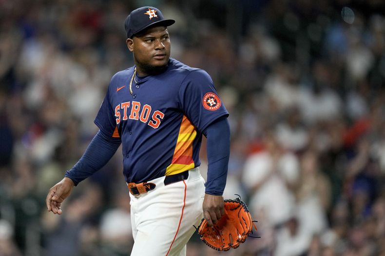 Framber Valdez, abridor de los Astros de Houston, camina rumbo a la caseta después de ser retirado del partido durante la octava entrada del juego de béisbol en contra de los Azulejos de Toronto, el martes 2 de abril de 2024, en Houston. (AP Foto/Eric Christian Smith)