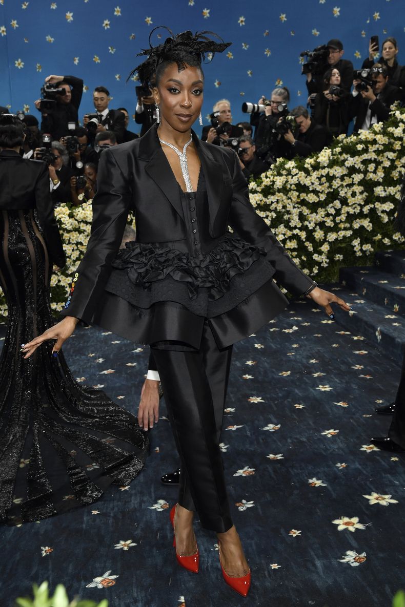 Ego Nwodim asiste a la gala benéfica del Instituto del Vestido del Museo Metropolitano de Arte que celebra la inauguración de la exposición Superfine: Tailoring Black Style el lunes 5 de mayo de 2025, en Nueva York. (Foto Evan Agostini/Invision/AP)