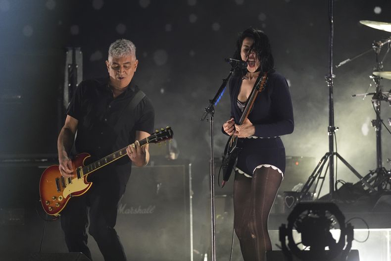 St. Vincent, a la derecha, durante su presentación con Pat Smear de Nirvana durante el concierto benéfico de FireAid el jueves 30 de enero de 2025 en The Forum en Inglewood, California. (Foto AP/Chris Pizzello)
