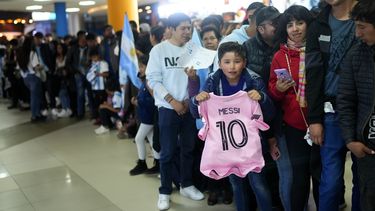 Un niño muestra una camiseta del club Inter Miami a la espera del astro Lionel Messi y el resto de la selección de Argentina a su llegada en el aeropuerto en El Alto, el domingo 10 de septiembre de 2023. Argentina enfrenta a Bolivia en las eliminatorias del Mundial.(AP Foto/Juan Karita)