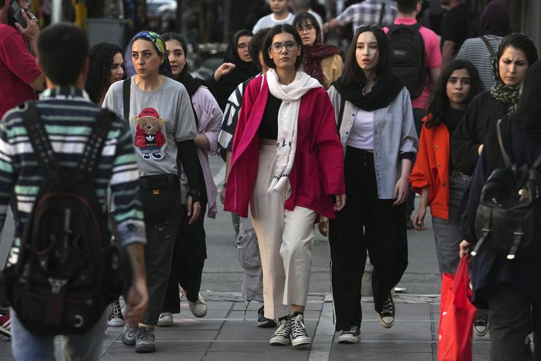 ARCHIVO Mujeres iraníes, algunas sin llevar el velo islámico obligatorio, caminan por el centro de Teherán, Irán, el sábado 9 de septiembre de 2023. (Foto AP/Vahid Salemi, Archivo)
