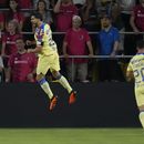 Henry Martín (izquierda), del América, festeja su gol con su compañero Richard Sánchez, en un encuentro ante el San Luis de la MLS, el jueves 27 de julio de 2023 (AP Foto/Jeff Roberson)