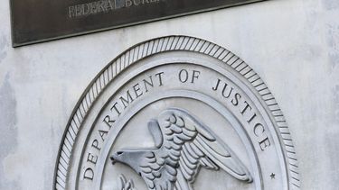 ARCHIVO – Un letrero de la Oficina Federal de Prisiones del Departamento de Justicia se muestra en el distrito de Brooklyn, Nueva York, el 6 de julio de 2020. (AP Foto/Mark Lennihan, Archivo)