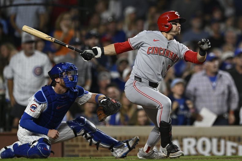 TJ Friedl de los Rojos de Cincinnati observa su sencillo remolcador en la séptima entrada ante los Cachorros de Chicago el lunes 4 de agosto del 2025. (AP Foto/Paul Beaty)