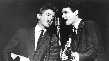 americateve | Fotograf&iacute;a de archivo del 31 de julio de 1964 muestra a los Everly Brothers, Don y Phil, actuando en un escenario. Phil Everly falleci&oacute; el viernes 3 de enero de 2014 en un hospital de Burbank, California, a los 74 a&ntilde;os de edad. (Foto