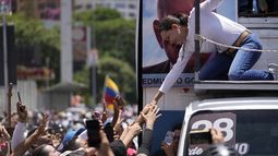 La líder opositora María Corina Machado saluda a sus partidarios a su llegada a una concentración en Caracas, Venezuela, el sábado 3 de agosto de 2024. (Foto AP/Matías Delacroix)