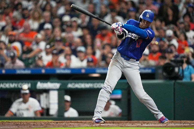 Shohei Ohtani, bateador designado de los Dodgers de Los Ángeles, conecta un sencillo durante la tercera entrada del juego de béisbol de Grandes Ligas contra los Astros de Houston, el lunes 4 de mayo de 2026, en Houston. (AP Foto/Ashley Landis)
