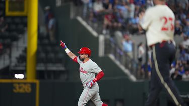 Kyle Schwarber, de los Filis de Filadelfia, festeja al recorrer las bases tras batear un jonrón en el juego del viernes 8 de agosto de 2025, ante los Rangers de Texas (AP Foto/Julio Cortez)