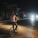 Un hombre pedalea en su bicicleta llevando a una niña durante el apagón programado de electricidad en Bauta, Cuba, el lunes 18 de marzo de 2024. La isla enfrenta una crisis de energía, con varios apagones en las últimas semanas. (AP Foto/Ramón Espinosa) Un hombre pedalea en su bicicleta llevando a una niña durante el apagón programado de electricidad en Bauta, Cuba, el lunes 18 de marzo de 2024. La isla enfrenta una crisis de energía, con varios apagones en las últimas semanas. (AP Foto/Ramón Espinosa)