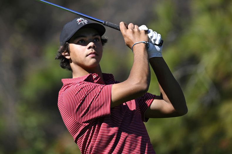 ARCHIVO - Charlie Woods realiza su tiro de salida al hoyo 4 en el PNC Championship, el 22 de diciembre de 2024 en Orlando (AP Foto/Phelan M. Ebenhack, archivo)