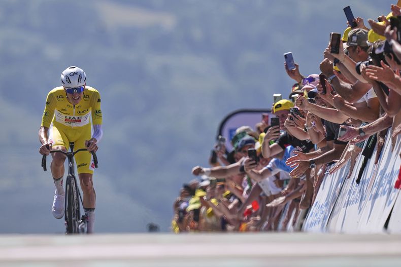 El líder general Tadej Pogacar avanza rumbo a la victoria en la 13ra etapa del Tour de Francia, en Peyragudes, el viernes 18 de julio de 2025. (AP Foto/Thibault Camus)