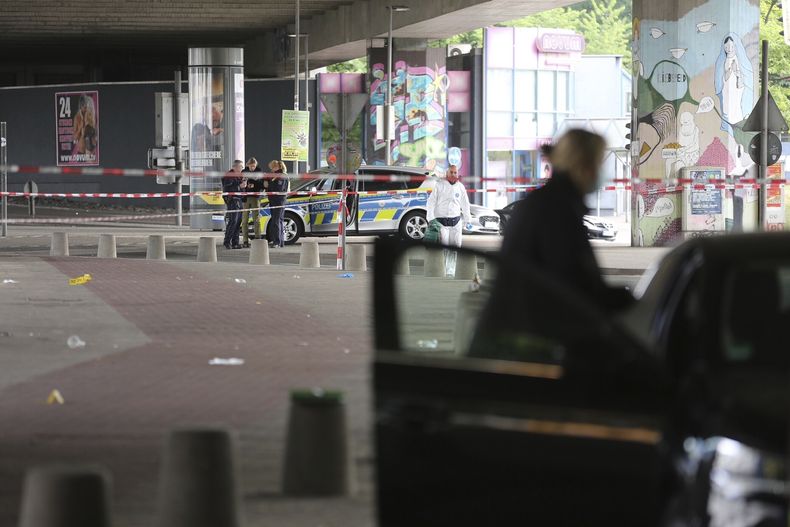 Policías en el lugar del ataque en Bielefeld, Alemania, el 18 de mayo del 2025. (Christian Mller/dpa via AP)